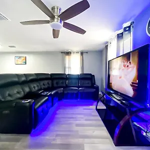  Holiday home Modern, Spacious, Comfy, Queen Beds, Backyard